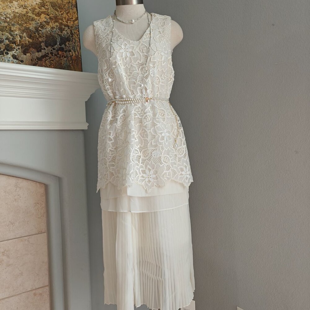 Elegant sleeveless lace dress